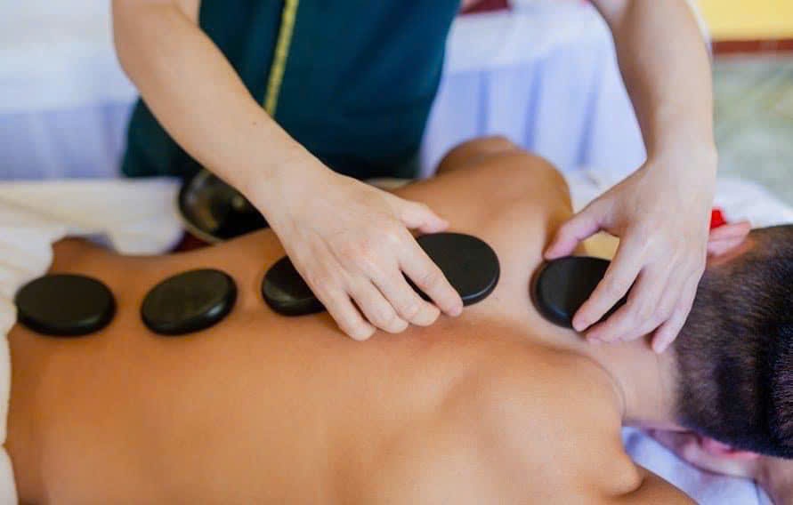 massage đá nóng được rất nhiều khách hàng quan tâm .