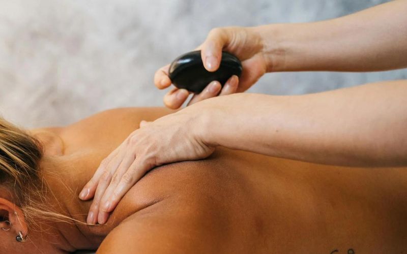 Thư giãn tuyệt đỉnh với liệu pháp massage đá nóng tại Clover Spa