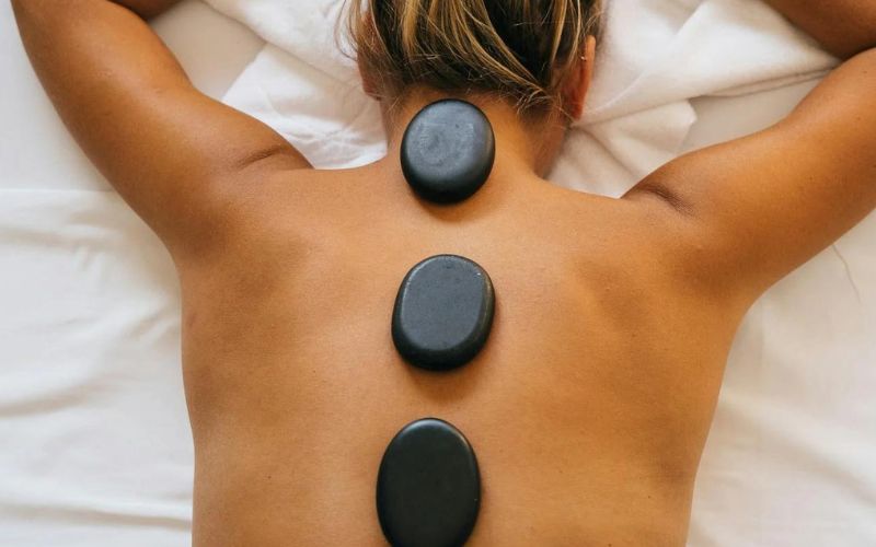 Trải nghiệm hòa mình trong sự êm ái với massage đá nóng tại Clover Spa