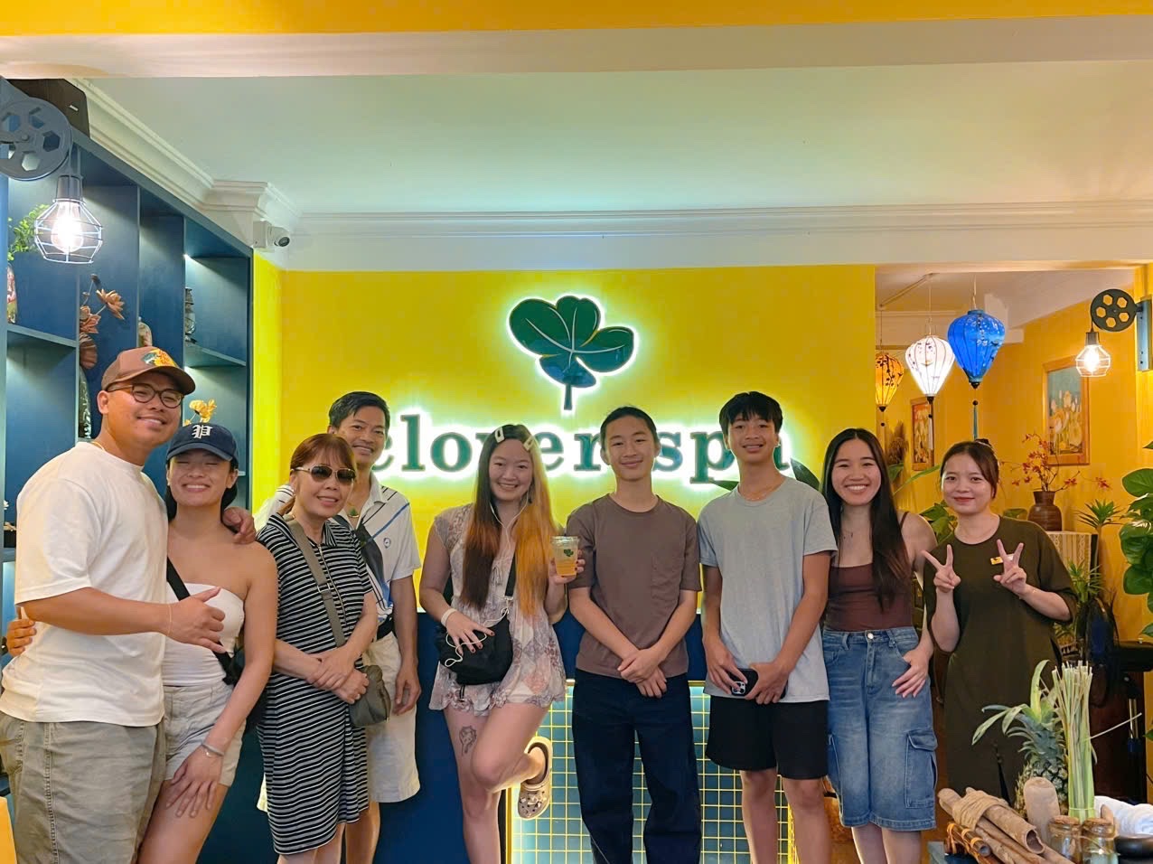 Khách sử dụng dịch vụ tại Clover spa